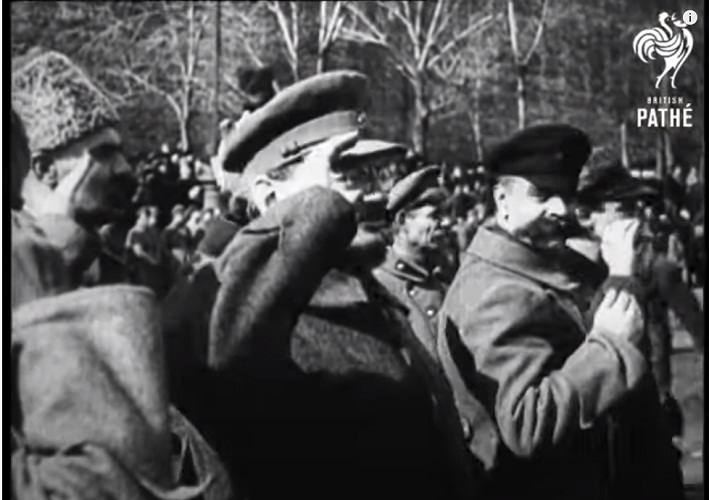Trotsky saluda el desfile del Ejército Rojo