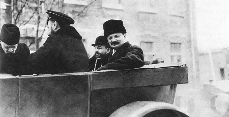 Trotsky junto a Joffe parten hacia Brest en diciembre de 1917