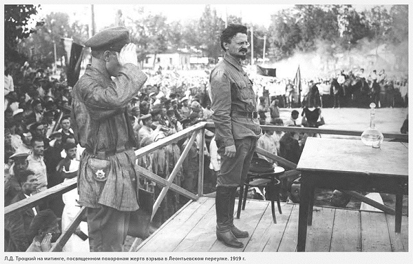 Trotski en Moscú en septiembre de 1919, poco antes de dirigir la defensa de Petrogrado contra el general Yudénich.