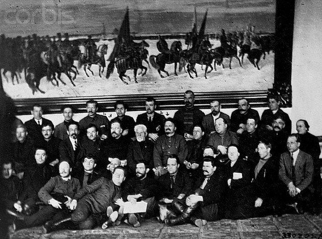 12 de junio de 1923, Moscú. Trotsky se reúne con los miembros del 12o Congreso de la Federacion de los Comunistas en el Kremlin. Kamenev sustituye a Lenin