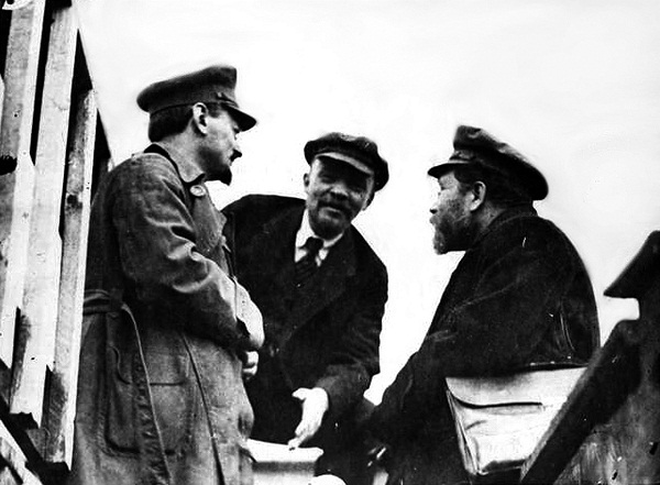 Trotsky, Lenin y Kamenev antes del VII Congreso del PCUS, marzo de 1919. Trotsky no pudo asistir porque partía para el Frente.