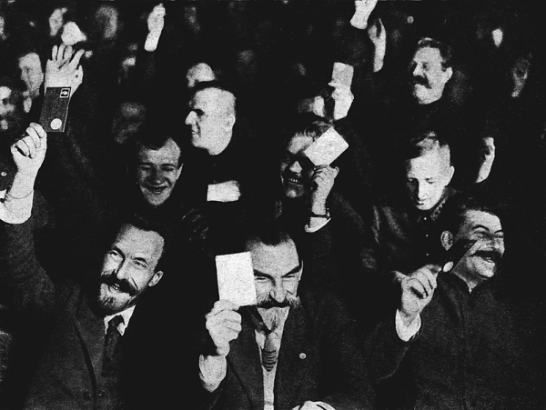Stalin hace votar en el XV Congreso la expulsión de Trotsky y la Oposición de Izquierda del PCUS