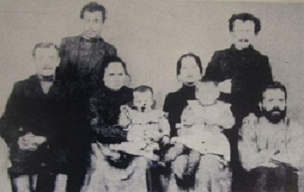 Alexandra Sokolovskaya se sienta a la izquierda con Nina; su amiga está sentada junto a Zina. 1903 o 1904