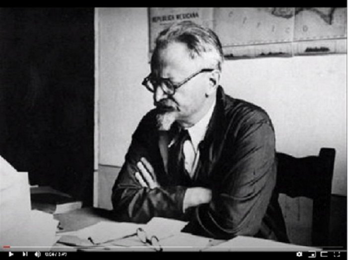 Trotsky en su oficina de trabajo en México. 