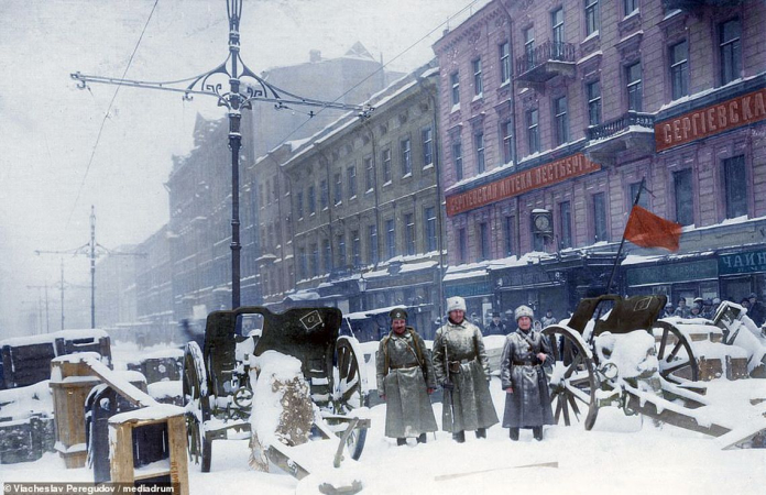 Barricadas del ER en Petrogrado, 1919 (foto coloreada por V. Peregudov)
