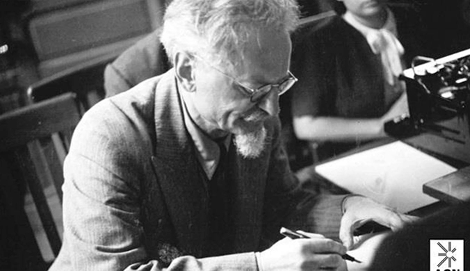 Trotsky en México. Foto tomada probablemente durante las sesiones de la Comisión Dewey. 