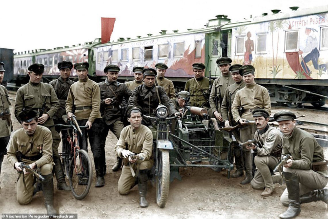Combatientes bolcheviques, 1919 (foto coloreada por V. Peregudov)