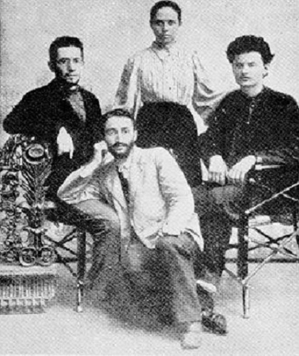 Junto a Ilya Sokolovsky, Aleksandra Sokoloskaya y el dr. Ziv (1897)