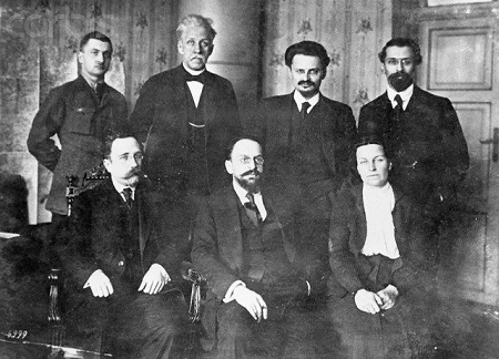 La delegacion rusa a Brest-Litovsk. Sentados de izq. a derecha: Kamenev, Joffe, Mme. Bicenco. De pie: Lipski, Stutschka, Trotsky y Karachan