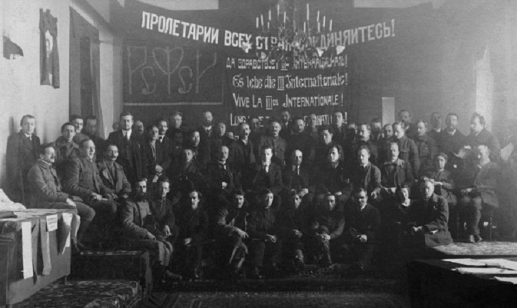 En el Congreso fundacional de la Internacional Comunista, marzo de 1919. Trotsky arriba en el centro.