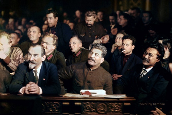 El XV Congreso del PCUS donde será expulsado Trotsky y toda la Oposición de Izquierda del partido. En la primera línea Stalin y Molotov. (foto coloreada por Olga Shirnina)