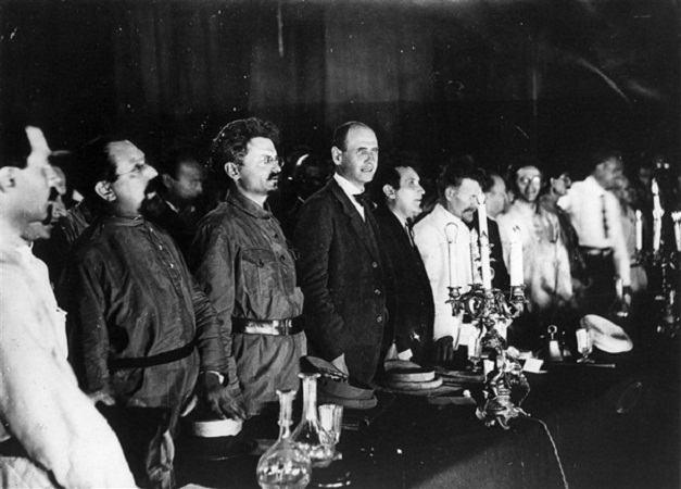 En el II Congreso de la Internacional Comunista, Moscú, 19 de julio al 7 de agosto de 1920 (a la derecha Paul Levi y Zinoviev)