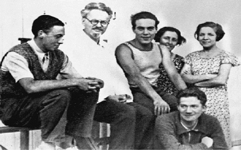 En Royan, Francia, 1933. A la izquierda R. Klement, a la derecha Y. Craipeau, Sara Weber, Jeanne Martin. Abajo Van Heijenoort