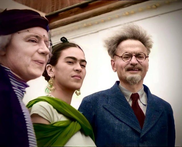 Trotsky y Natalia junto a Frida Kalho. Foto coloreada por Marco Zozaya