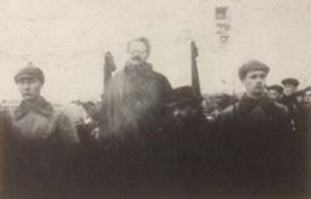 Trotsky en el funeral de Joffe