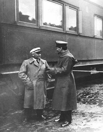 Jukums Vācietis junto a León Trotsky (1918)