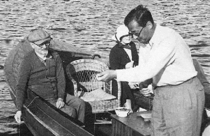 Trotsky y Natalia junto a Knudsen pescando