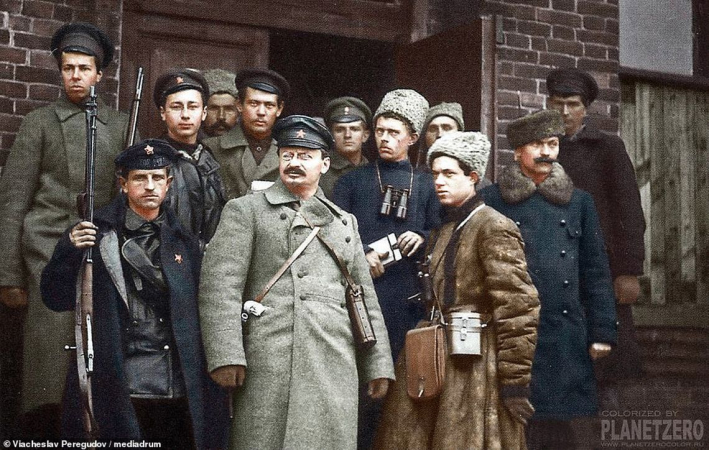Trotsky junto a soldados del Ejército Rojo (foto coloreada por V. Peregudov)