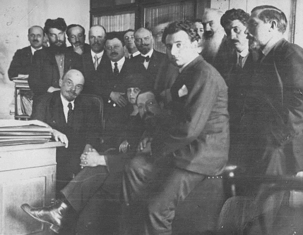 Lenin junto a otros dirigentes en 1920