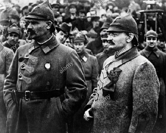 Trotsky y el gral. Montalov asisten a una presentación deportiva del Ejército Rojo, octubre de 1923