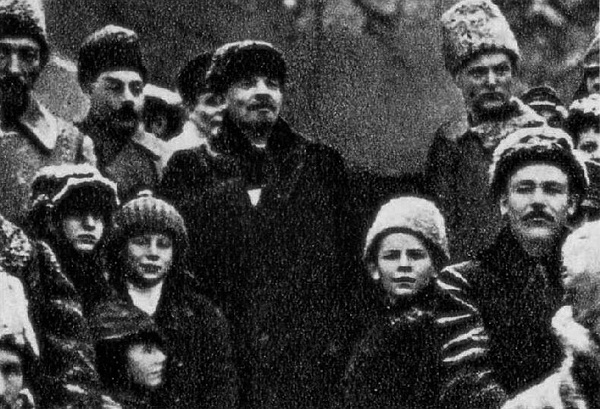 La foto junto a Lenin trucada por el estalinismo