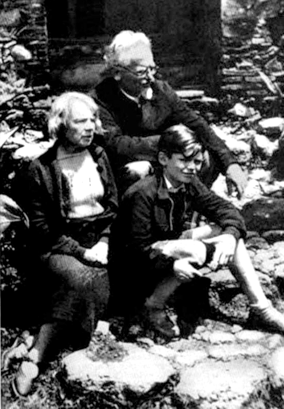 León Trotsky y Natalia Sedova junto a su nieto Estaban Volkov. 