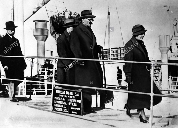 Junto a Natalia desdecienden del barco en Neapel, para visitar las ruinas de Pompeya en su viaje al exilio francés
