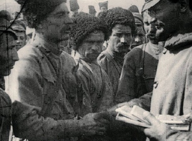 Trotsky y el comandante del Ejército Rojo Vassili Chapaev se encuentran. En septiembre de este año Chapaev habría sido muerto en batalla.