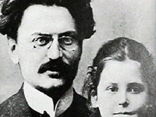 Cuando Trotsky se evade de Siberia, junto a Aleksandra Sokolvskaya también despide a sus dos hijas Zinaida (Zina) de 3 años y Nina de 1 año.