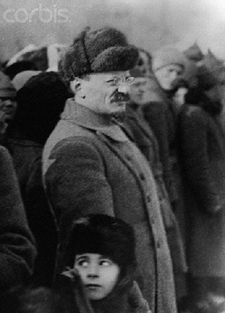 Junto a León Sedov (su tercer hijo) frente a un desfile militar en Moscú. Sedov tendría 12 años.