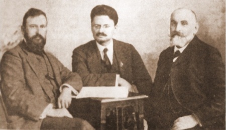 Junto a Rakovksky y Konstantin Dobrodzhanu-Gerya en 1913