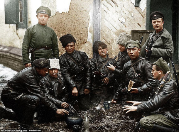Soldados del ER, 1919 (foto coloreada por V. Peregudov)