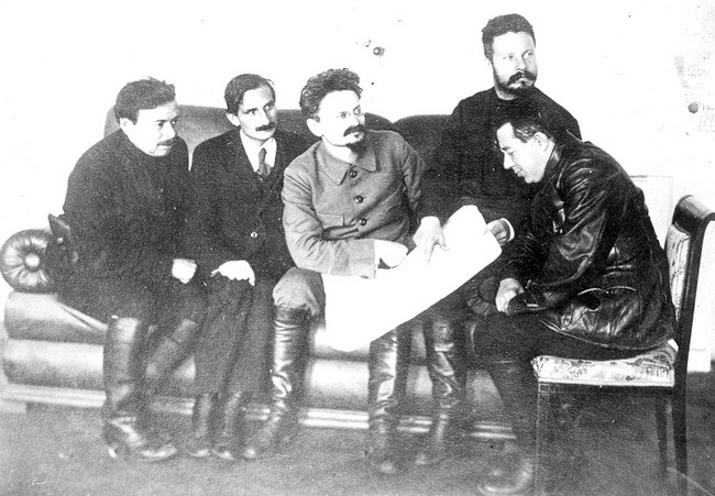 De izq. a derecha: Bela Kun, Rosmer, Trotsky, Mijail Frunze y Gussev