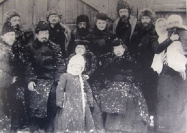 Trotsky (segundo desde la izquierda parado) y Sokolovskaya (parada a la derecha) con Zina en sus brazos en 1902