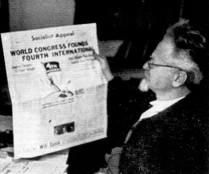 Trotsky sostiene un periódico que anuncia la creación de la Cuarta Internacional. 