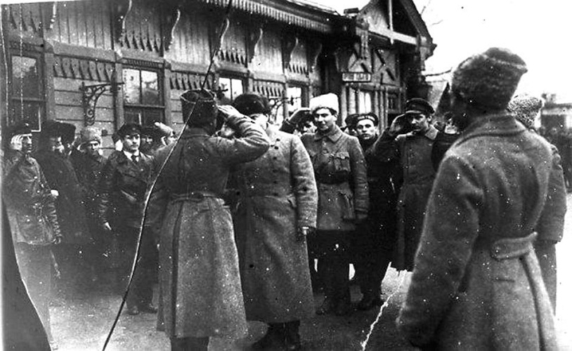 Trotsky recibe el informe del comandante de la guardia de honor al llegar a la ciudad de Balashov (Frente Oriental)