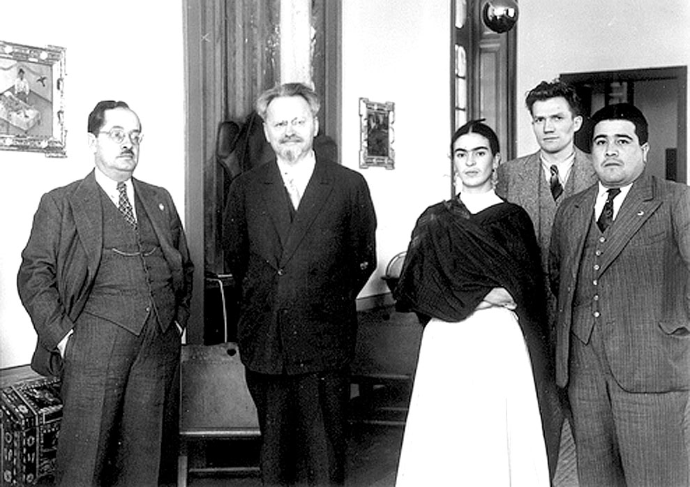 Trotsky junto a Frida Kalho y colaboradores. 