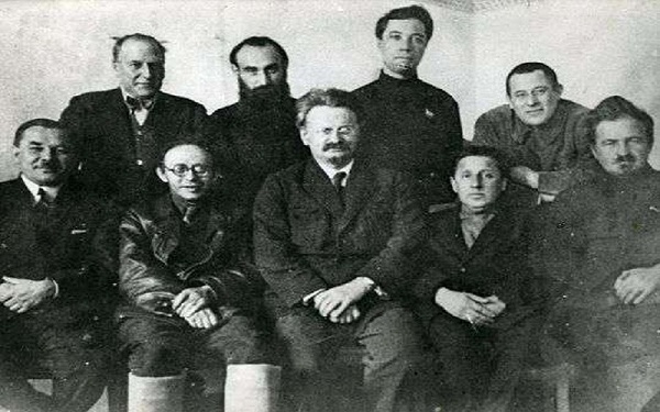 Dirigentes de la Oposición de Izquierda en 1927. Sentados (de izquierda a derecha): l. Serebryakov, K. Radek, L. Trotsky, M. Boguslavsky y  y E. Preobrazhensky; Parados: Ch. Rakovsky, Y. Drobnis, A. Beloboródov y L. Sosnovski.