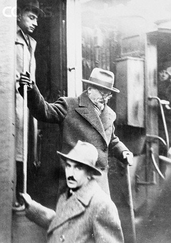 En su viaje a Copenhague, desciende del tren en París, 1932