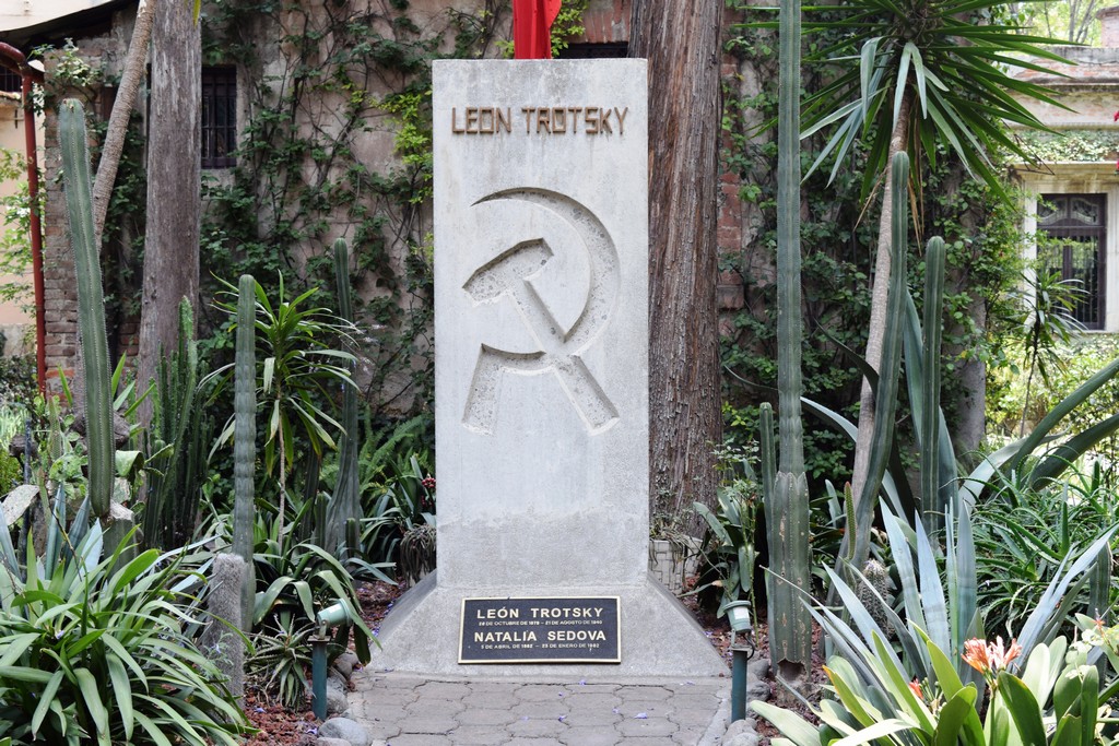 Tumba de León Trotsky y Natalia Sedova. 