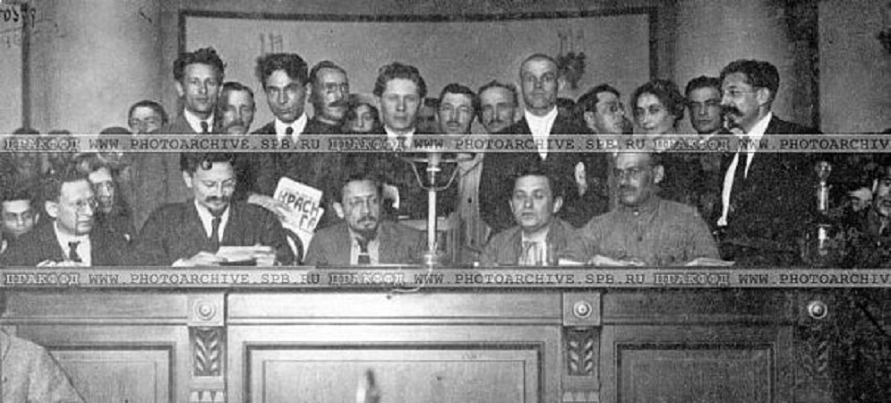 Primer Comisariado del Pueblo. Sentados: Trotsky, Sverdlov, Zinoviev y Uritsky, 1918