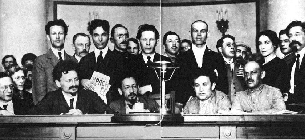 Primer Comisariado del Pueblo. Sentados: Trotsky, Sverdlov, Zinoviev y Uritsky, 1918