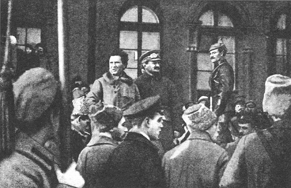 Trotsky y Zinovivev en Petrogrado
